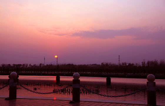 河邊夕陽下的風(fēng)景