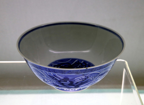 清 宣統(tǒng)款青花海水巽獸大碗