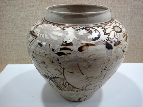 白釉鐵花罐