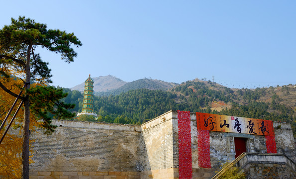 北京香山公園琉璃塔