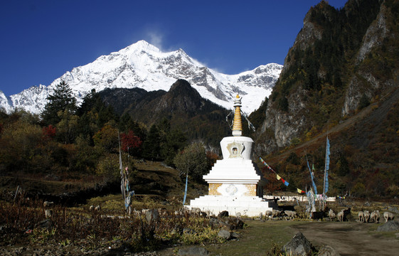 雪山下的佛塔