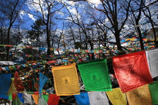 經(jīng)幡飄揚(yáng)在雪山下