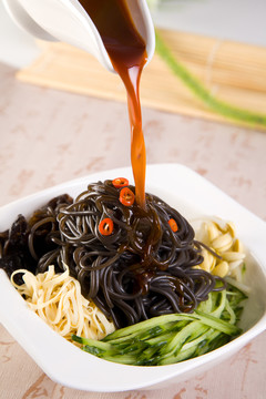 拌紫薯面 面食 黃瓜絲