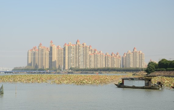 小船和高樓