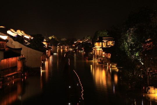 烏鎮(zhèn)夜景 燈光槳影西市河