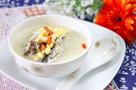 黃豆魚頭湯
