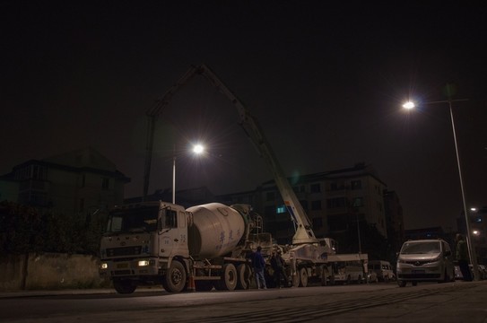 夜幕下的工程車