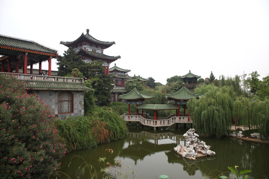 俯暢園九曲風(fēng)雨橋