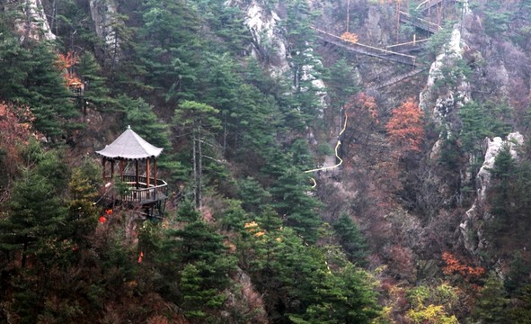 山中的亭子和棧道