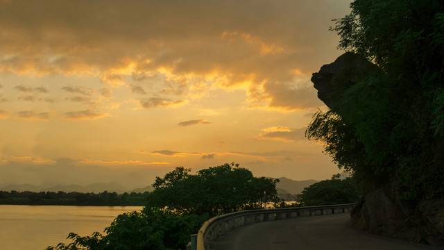 東山指石