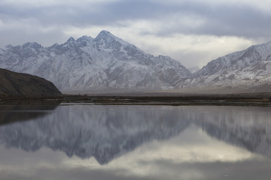 雪山靜湖