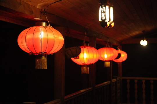 酒店門廊懸掛的紅燈籠