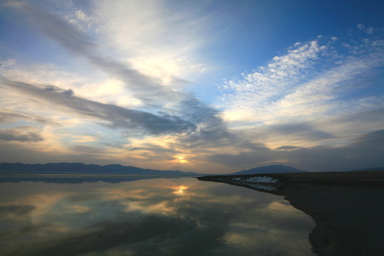 暮色湖泊