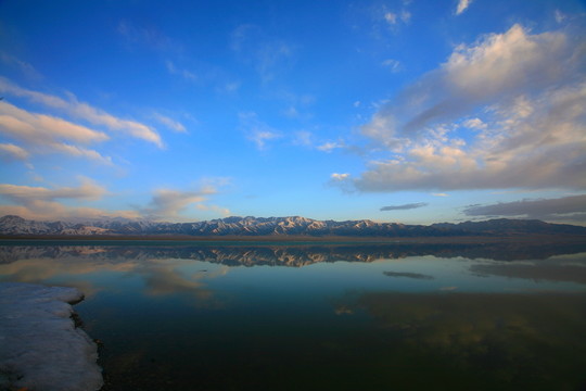 湖邊春色