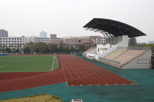 大學(xué)操場體育看臺(tái)與百米賽道