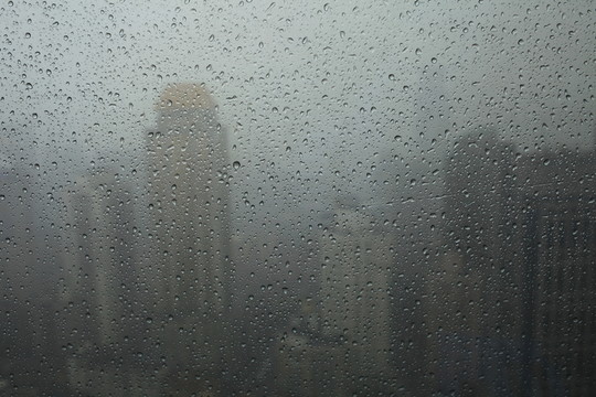 暴雨窗戶
