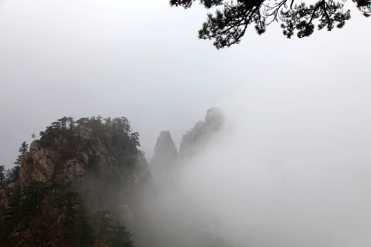云霧籠罩的山嶺