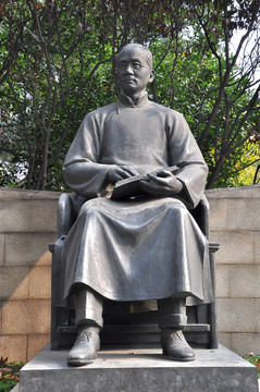 蔡元培坐姿雕塑