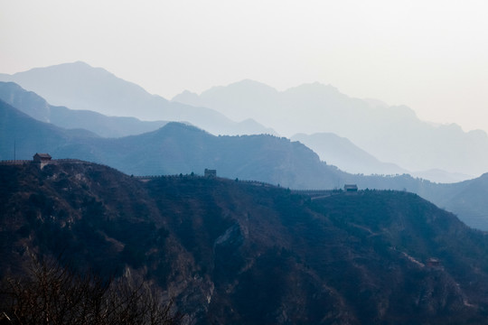 山峰層迭