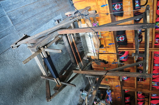 傳統(tǒng)織布機(jī)