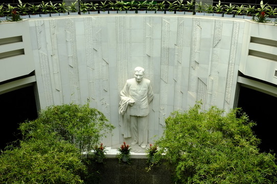 陳云石雕像