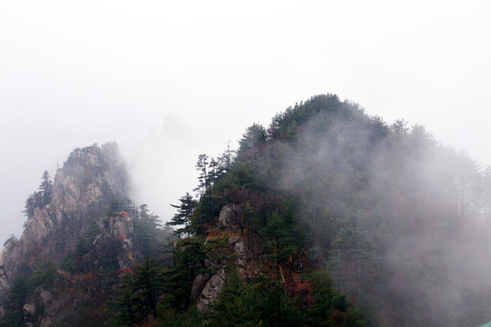 云飄霧繞的山峰秋景