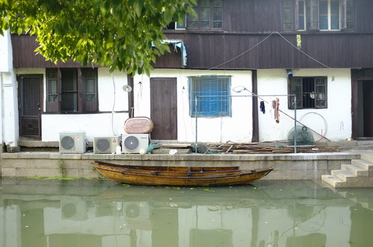 河中小船