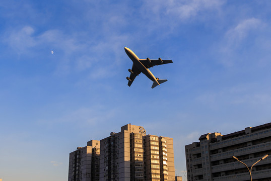 城市上空的飛機