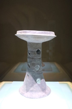 鏤孔高柄足灰陶豆