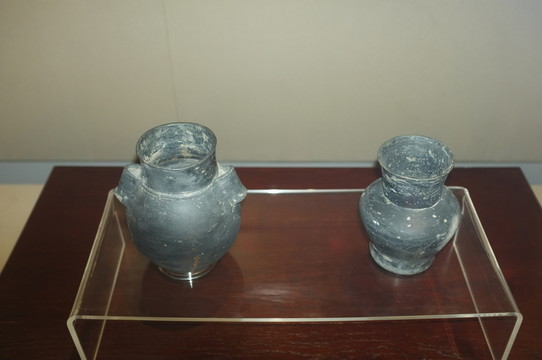 貫耳黑陶壺