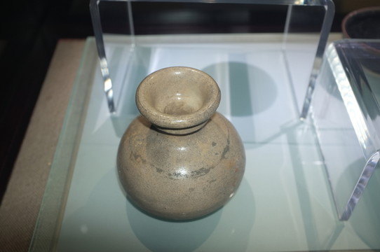 唐白釉唾壺