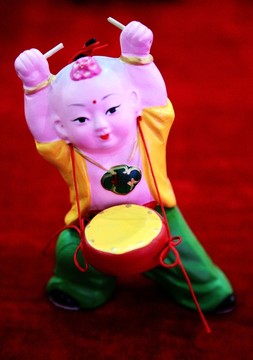 泥塑彩繪敲鼓娃娃