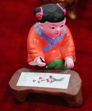 泥塑彩繪畫中國畫的娃娃