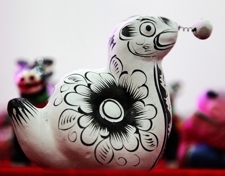 泥塑展品黑白線條繪生肖蛇