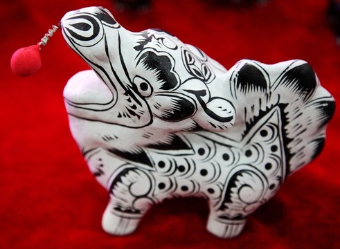泥塑展品黑白線條繪生肖龍