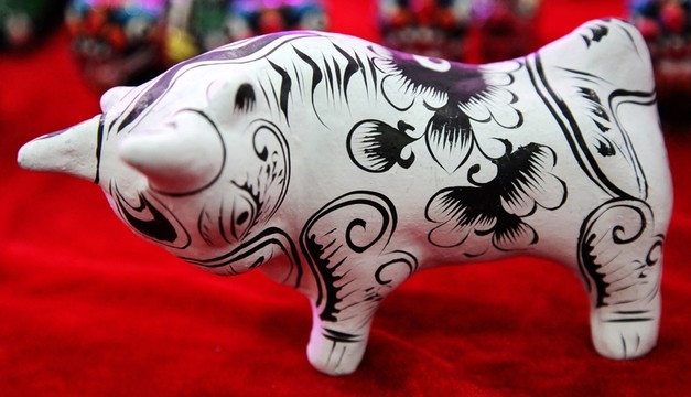 泥塑展品黑白線條繪生肖牛