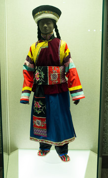 土族繡花鑲邊女服