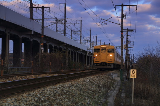 傍晚的電車 黃色電車