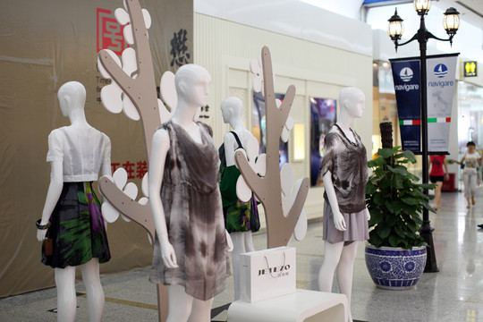 時(shí)尚購(gòu)物 櫥窗 服飾 品質(zhì)生活
