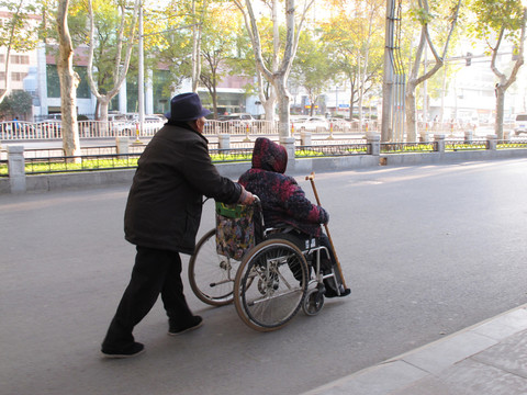 推著輪椅上的老伴