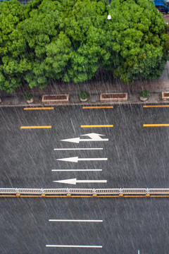雨中的道路