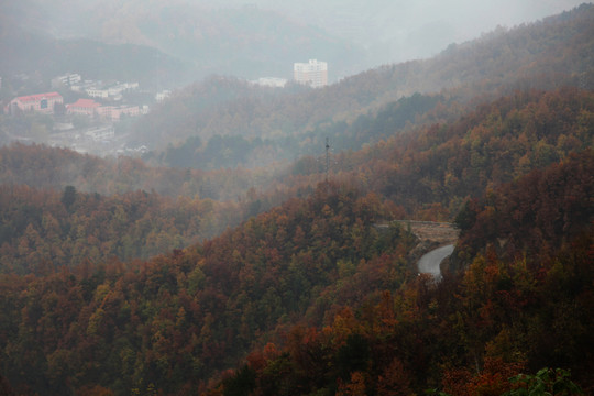 薄霧籠罩的山嶺秋景
