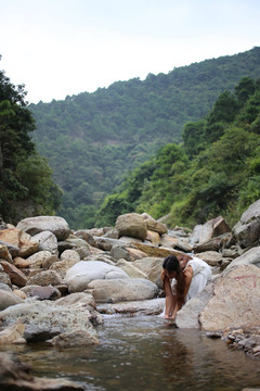 溪水少女