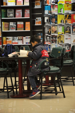 書店看書的兒童