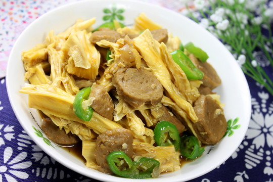 腐竹炒牛肉丸