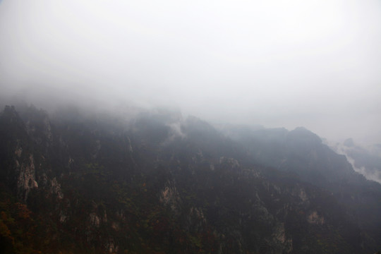 云霧彌漫的山巒