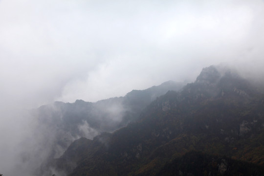 云遮霧罩的大山