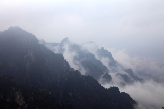 山巒中的云霧