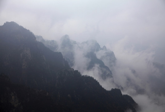云遮霧繞的群山