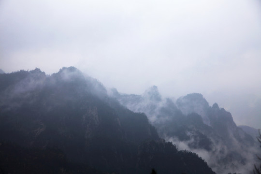 云遮霧繞的群峰